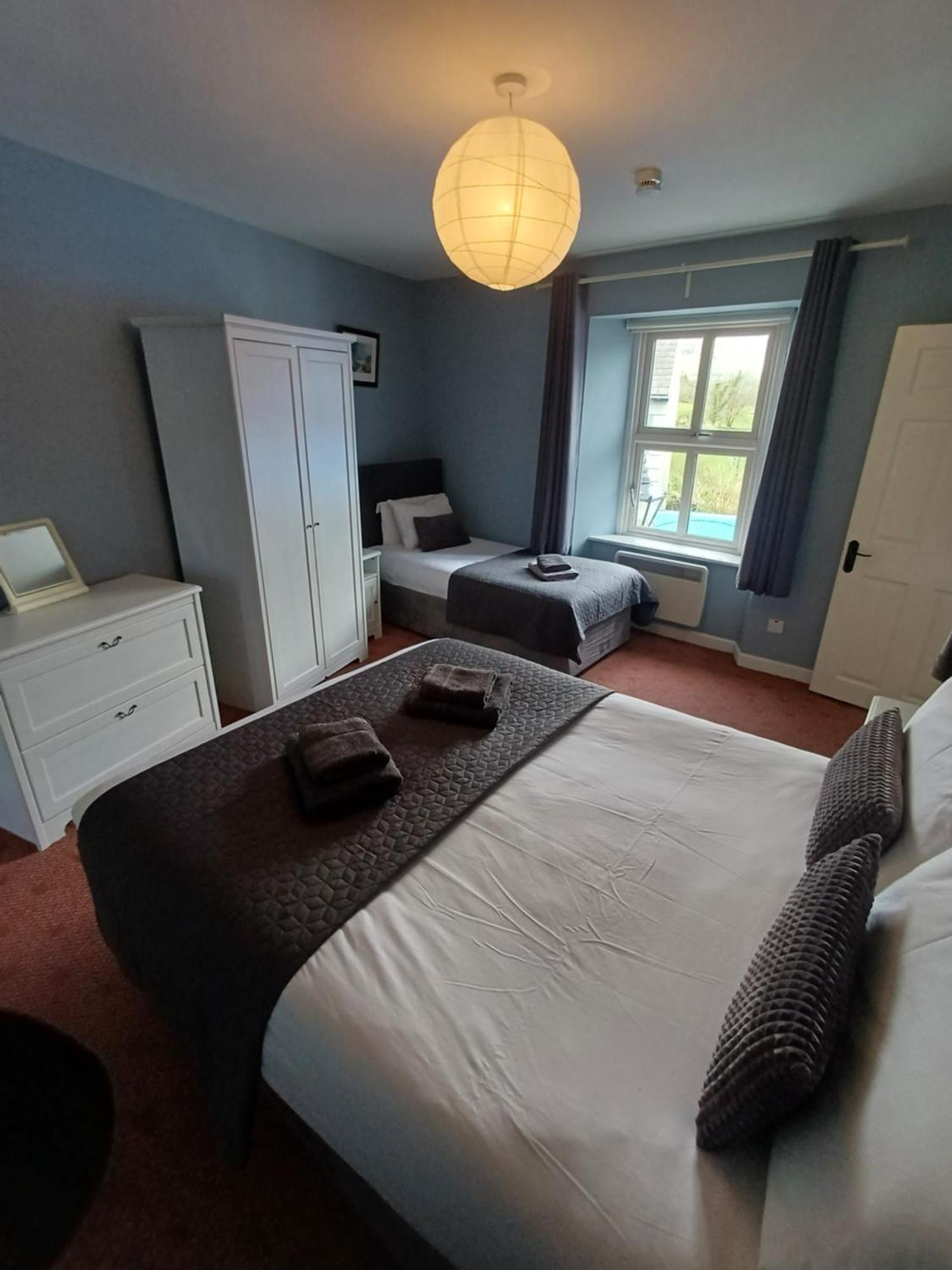 Clonbur House - One Bedroom Apartment ゴールウェイ エクステリア 写真